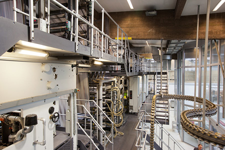 Dans le premier bâtiment, la rotative Goss Uniliner et sa chaîne de convoyage, dominent le hall d'impression.