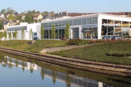 Les deux grands bâtiments modernes du Centre d'Impression de Presse de l'Ouest (CIPO) sont implantés à Saint-Lô, quai Joseph Leclerc-Hardy, en bord de Vire.