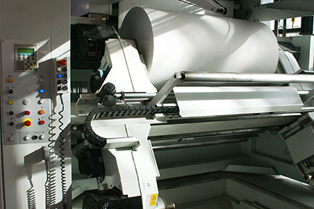 Le dérouleur automatique de bobines alimente, en continu, la rotative en papier.